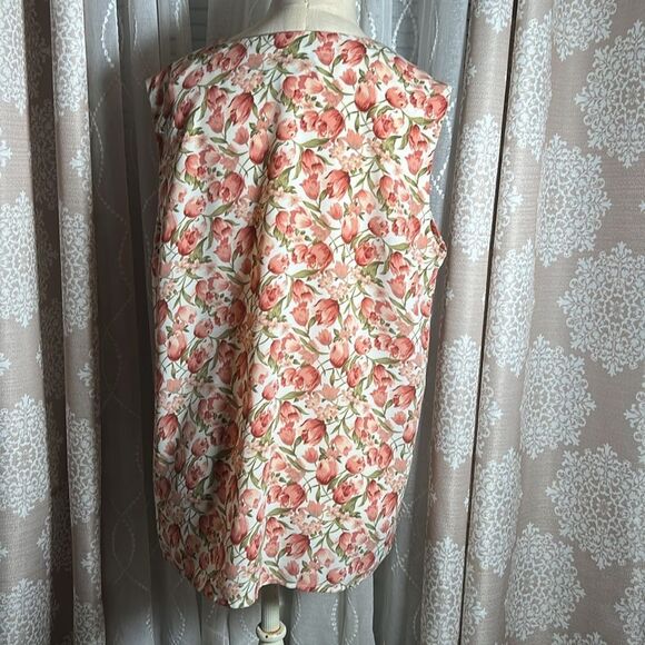 Studio floral button down sleeveless top. Size 8 - Picture 3 of 7